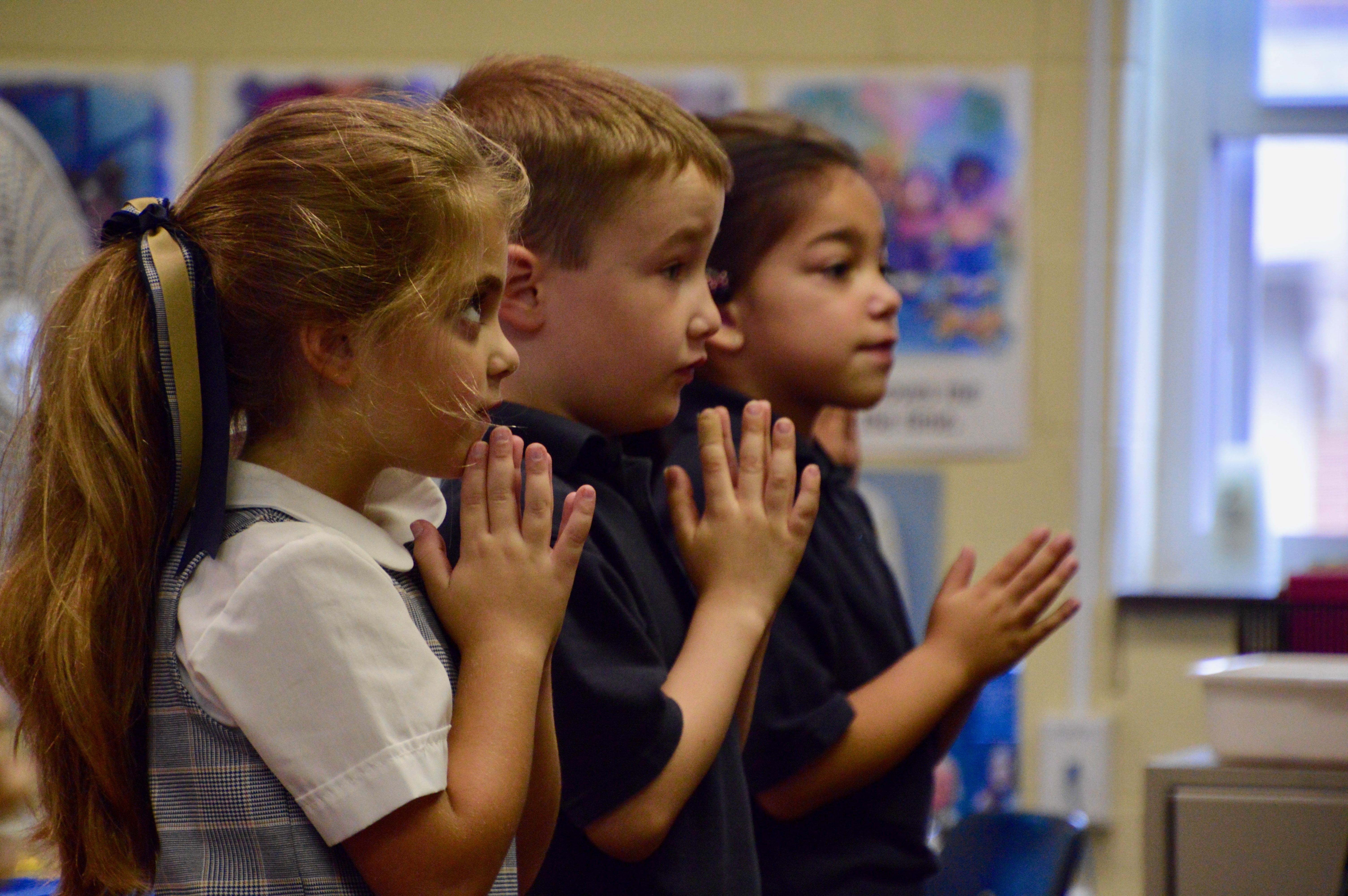 children praying